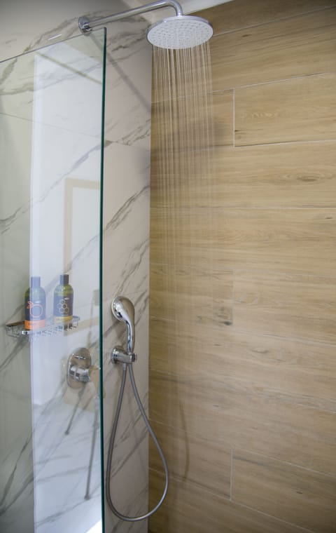 Shower, rainfall showerhead, free toiletries, hair dryer