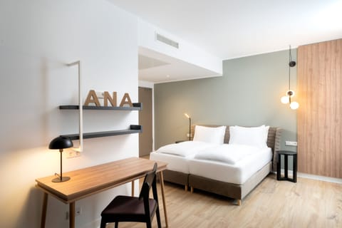 Comfort Double Room | Hypo-allergenic bedding available, in-room safe, desk, laptop workspace