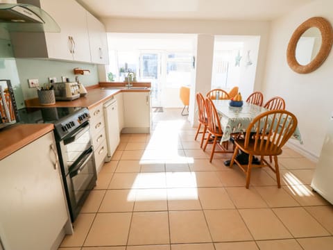 Cottage | Private kitchen | Fridge, dishwasher, electric kettle, toaster