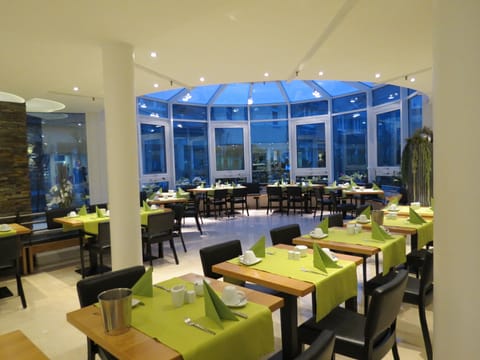 Buffet breakfast for a fee on weekends