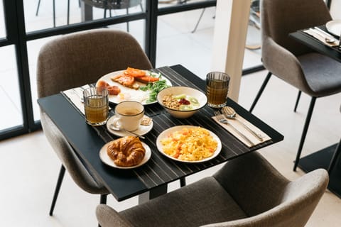 Daily buffet breakfast for a fee