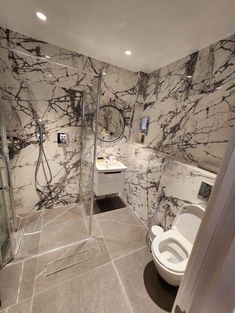 Junior Double Room | Bathroom | Free toiletries, hair dryer, bathrobes, slippers