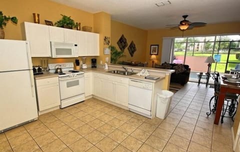 Townhome, 3 Bedrooms | Private kitchen