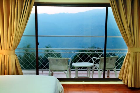 Double Room, Valley View | Minibar, in-room safe, desk, blackout drapes