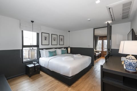 Grand Room | Minibar, in-room safe, desk, iron/ironing board (on request)