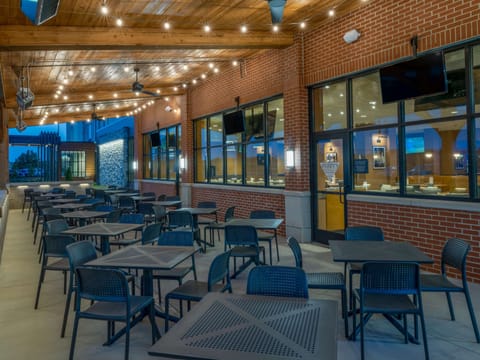 Breakfast and dinner served