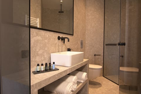 Premium bedding, in-room safe, desk, blackout drapes