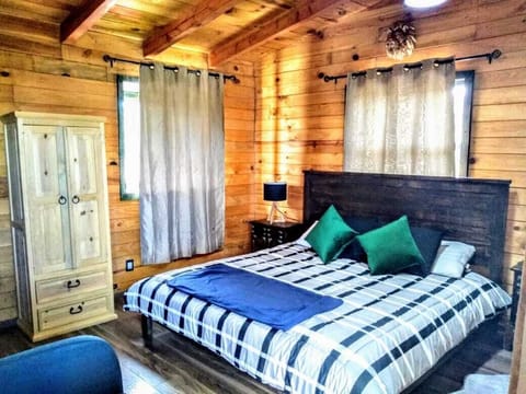 Deluxe Cabin | Individually decorated, laptop workspace, free WiFi, bed sheets