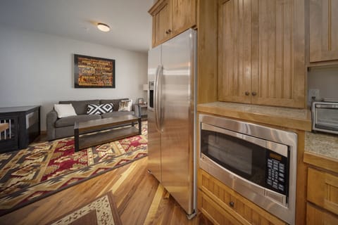 Townhome, 3 Bedrooms | Private kitchen | Fridge, oven, coffee/tea maker, toaster