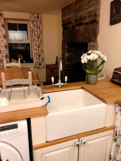 Cottage, 4 Bedrooms | Private kitchen | Full-size fridge, microwave, coffee/tea maker, electric kettle