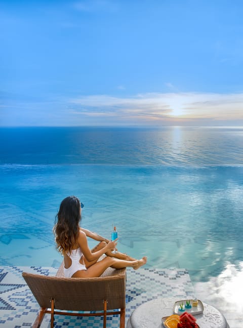 2 outdoor pools