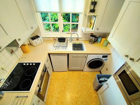 House | Private kitchen | Fridge, microwave, oven, stovetop