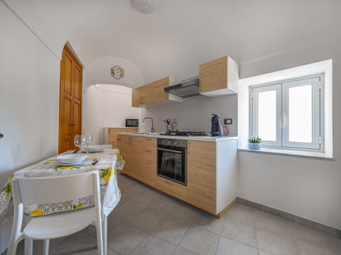 Panoramic House | Private kitchen | Full-size fridge, microwave, oven, stovetop