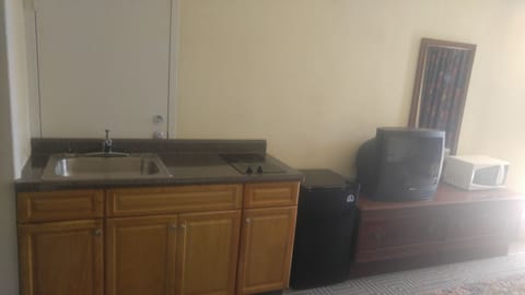 Economy Room, 1 King Bed | Desk, free WiFi, bed sheets