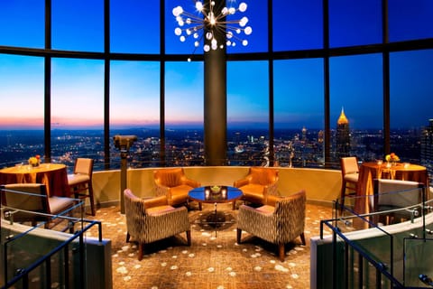 2 bars/lounges, cocktail bar
