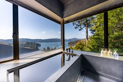 Deluxe Penthouse | Bathroom | Combined shower/tub, deep soaking tub, rainfall showerhead