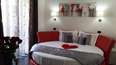 Honeymoon Suite with Jacuzzi | Premium bedding, memory foam beds, minibar, in-room safe
