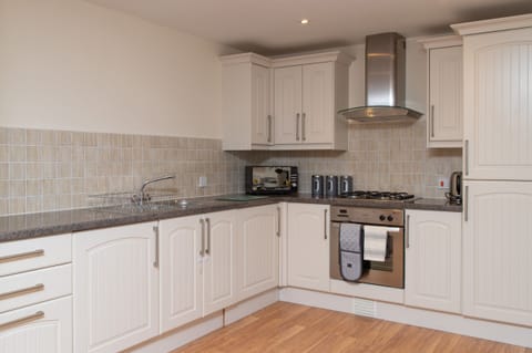 Cottage | Private kitchen | Fridge, dishwasher, electric kettle, toaster
