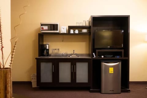 Executive Suite, 1 King Bed | In-room safe, desk, blackout drapes, soundproofing