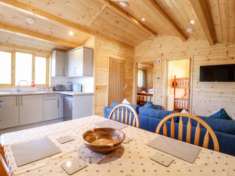 Cottage | Private kitchen | Fridge, electric kettle, toaster, cookware/dishes/utensils