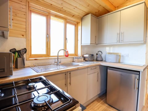 Cottage | Private kitchen | Fridge, electric kettle, toaster, cookware/dishes/utensils