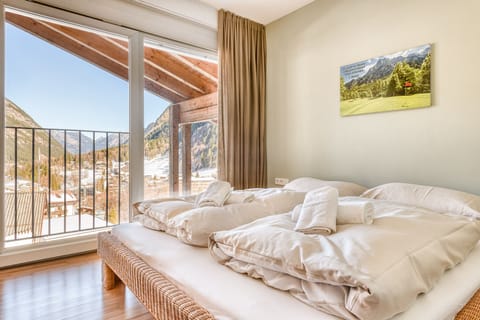 2 bedrooms, travel crib, free WiFi, bed sheets