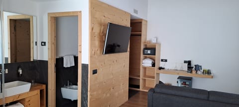 Deluxe Double or Twin Room, 1 Bedroom, Mountain View | Bathroom | Shower, rainfall showerhead, free toiletries, hair dryer