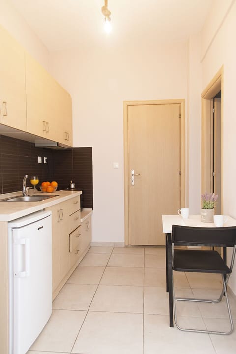 Deluxe Room | Private kitchen | Full-size fridge, oven, cookware/dishes/utensils, cleaning supplies