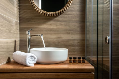 Shower, rainfall showerhead, free toiletries, hair dryer