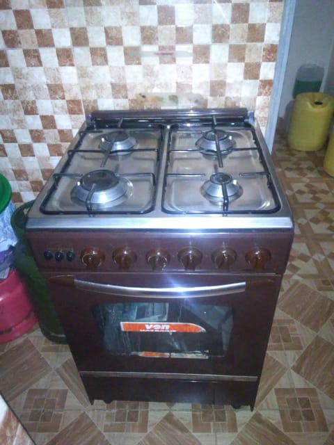 Economy Studio, 1 Queen Bed | Private kitchen | Cookware/dishes/utensils