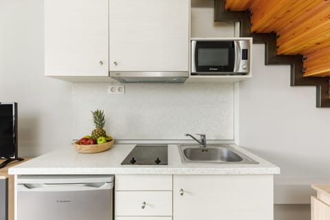 Deluxe Suite | Private kitchen | Mini-fridge, microwave, toaster, cookware/dishes/utensils