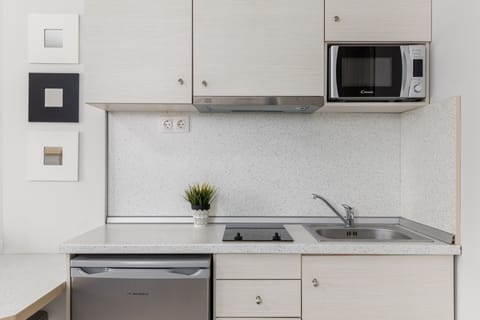 Deluxe Studio | Private kitchen | Mini-fridge, microwave, toaster, cookware/dishes/utensils