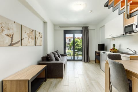 Deluxe Suite | Living area | 40-inch Smart TV with satellite channels, TV