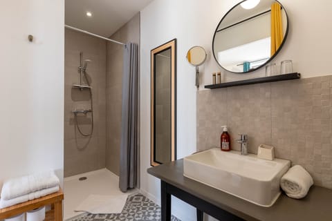 Superior Double Room | Bathroom | Shower, free toiletries, hair dryer, towels