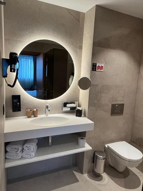 Standard Twin Room | Bathroom | Shower, rainfall showerhead, hair dryer, towels