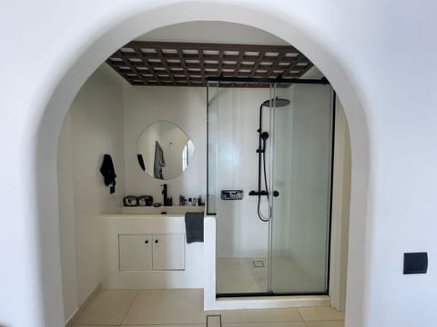 Superior Suite with Caldera View | Bathroom | Shower, eco-friendly toiletries, hair dryer, bathrobes