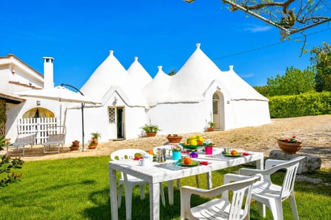Family Apartment, 2 Bedrooms, Fireplace (La Casa Sulla Roccia Trulli Pool) | Outdoor dining