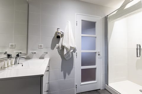 Appartement Ours Pompon | Bathroom | Shower, hair dryer, towels, soap