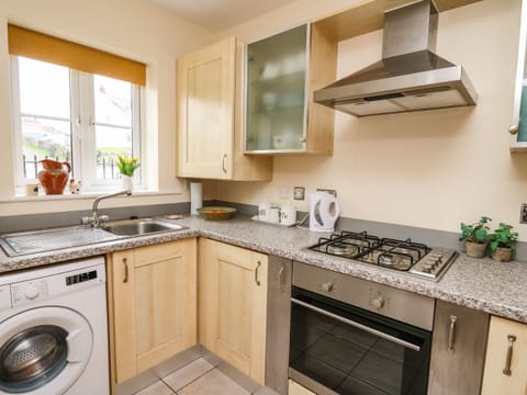 Cottage | Private kitchen | Fridge, electric kettle, toaster, cookware/dishes/utensils
