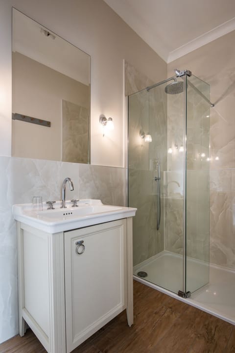 (11) Four Poster Room | Bathroom | Towels, toilet paper