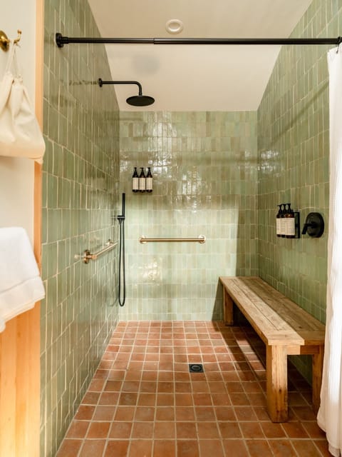 Murphy's Cabin | Bathroom | Shower, rainfall showerhead, designer toiletries, hair dryer