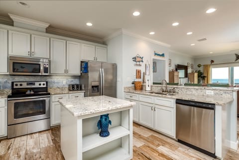 House, 4 Bedrooms | Private kitchen | Fridge, oven, coffee/tea maker