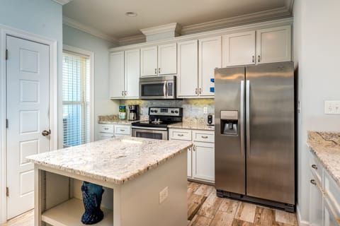 House, 4 Bedrooms | Private kitchen | Fridge, oven, coffee/tea maker