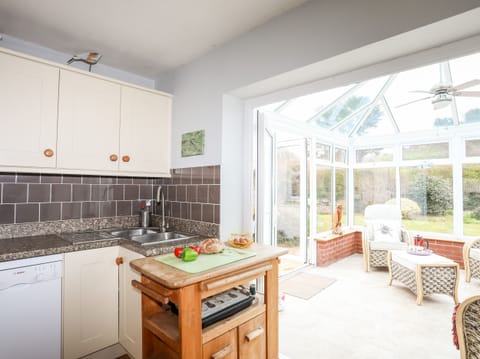 Cottage | Private kitchen | Fridge, dishwasher, electric kettle, toaster