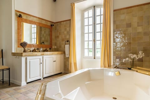 Classic Suite | Bathroom | Rainfall showerhead, towels