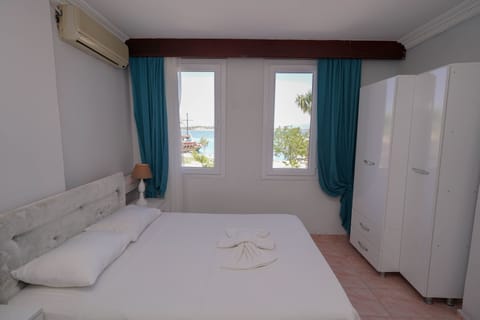 Superior Room, 1 Queen Bed | Iron/ironing board, free WiFi, bed sheets