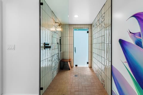 Premium Studio Suite | Bathroom shower