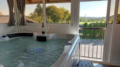 Cottage (Four Bedroom Holiday Home with swimmi) | Private spa tub