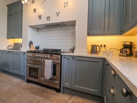 Cottage | Private kitchen | Fridge, dishwasher, electric kettle, toaster