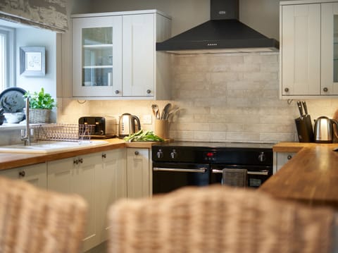 Cottage | Private kitchen | Fridge, dishwasher, electric kettle, toaster